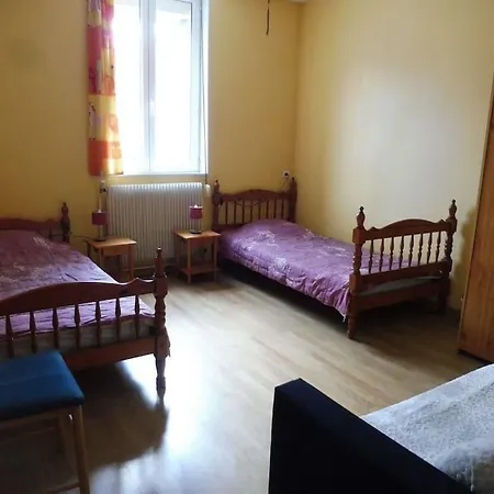 Spacieux Dans Rue Calme *