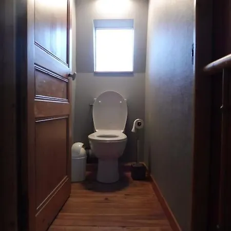 Spacieux Dans Rue Calme