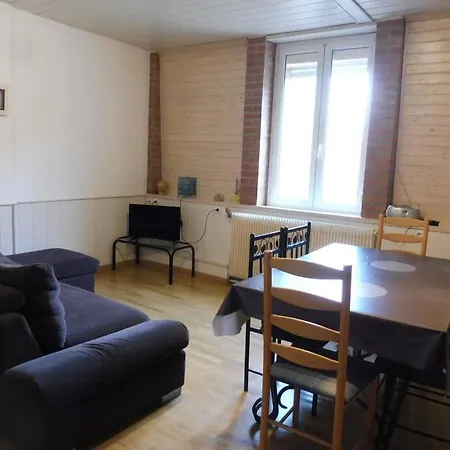 Spacieux Dans Rue Calme